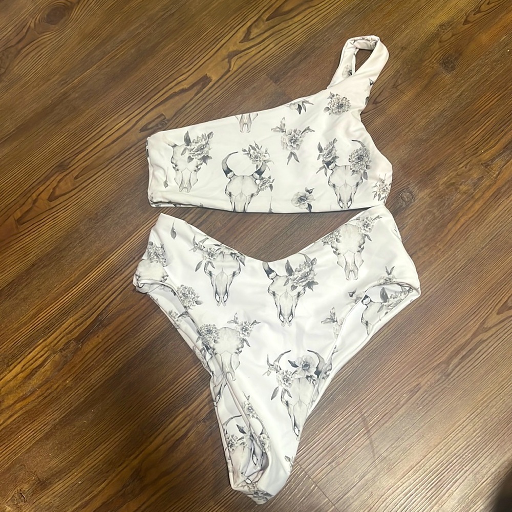 Skatie bikini set XS top medium melly bottom brand new